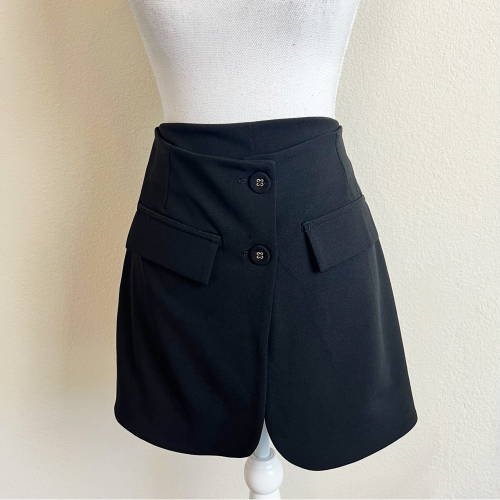 NWT Fashion Nova Black Pleated 2 Button Overlay Skirt Skort